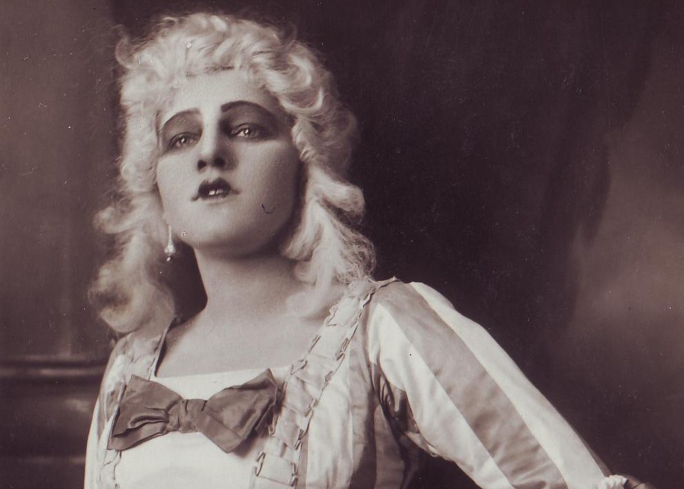 Trečioji Dovo Zainiaus ponia operos primadona Vincė Jonuškaitė – beje, mūsų kraštietė, gimusi Subačiuje, mokiusis Panevėžio gimnazijoje.