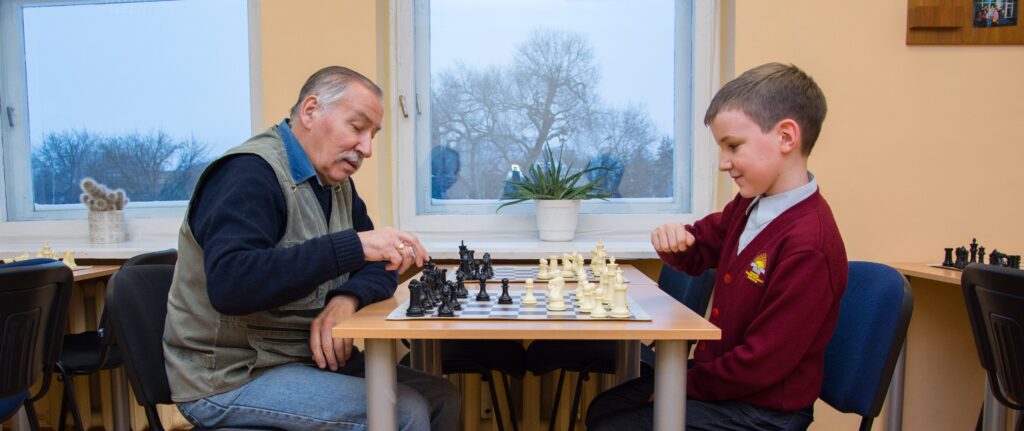 Panevėžietis istorikas Juozas Brazauskas ne tik yra puikiai pažįstamas akademinei istorikų bendruomenei, nors, ko gero, ne visi žino, jog daugelio istorijos knygų, mokslinių publikacijų autorius taip pat aktyviai domisi sportu ir ypač olimpinėmis žaidynėmis.