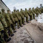 „Visuotinis vaikinų šaukimas į kariuomenę turi būti įvestas per šią Vyriausybės kadenciją“, – teigia ministras pirmininkas Saulius Skvernelis. Bet ar visuomenė tam pasirengusi? Ir kodėl minimi tik vaikinai?