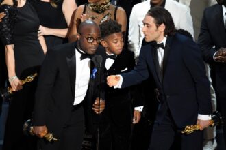 Paauglio žengimą į suaugusiųjų pasaulį pietų Floridoje vaizduojanti drama „Mėnesiena“ pelnė geriausių metų filmo „Oskarą“ per 89-ąją JAV Kino meno ir mokslo akademijos apdovanojimų ceremoniją