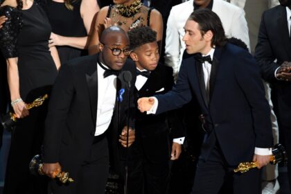 Paauglio žengimą į suaugusiųjų pasaulį pietų Floridoje vaizduojanti drama „Mėnesiena“ pelnė geriausių metų filmo „Oskarą“ per 89-ąją JAV Kino meno ir mokslo akademijos apdovanojimų ceremoniją