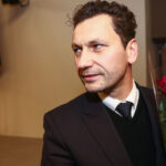 Lietuva užsibrėžė tikslą iki 2020-ųjų tapti šalimi be vaikų namų. Pati šalies prezidentė Dalia Grybauskaitė ne kartą yra pabrėžusi, kad šiuo metu veikiantys globos namai yra sovietmečio reliktas, kurio privalu nedelsiant atsisakyti.