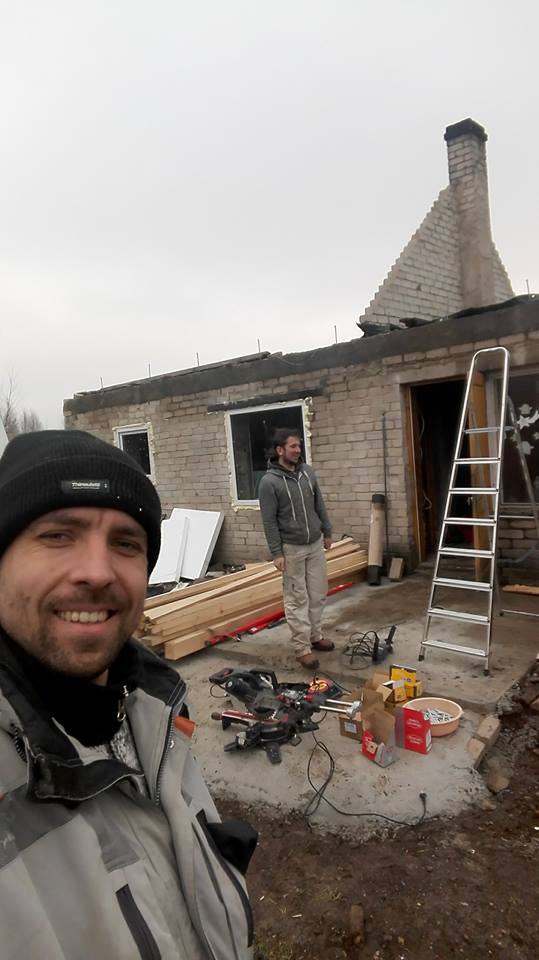 Julius pagelbėjo jau ne vienai šeimai, likusiai be stogo, nors pats tebegyvena nuomojamame bute. Įkvėpimo jam teikia pirmasis toks geras darbas – vos per du mėnesius gerų žmonių pastangomis šiltais ir jaukiais daugiavaikės šeimynos namais paverstas senas tvartas. 