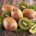 Vos vienas kivis užtikrina, kad gautume reikalingą vitamino C dienos normą (100 g kivių yra 100–200 mg vitamino).