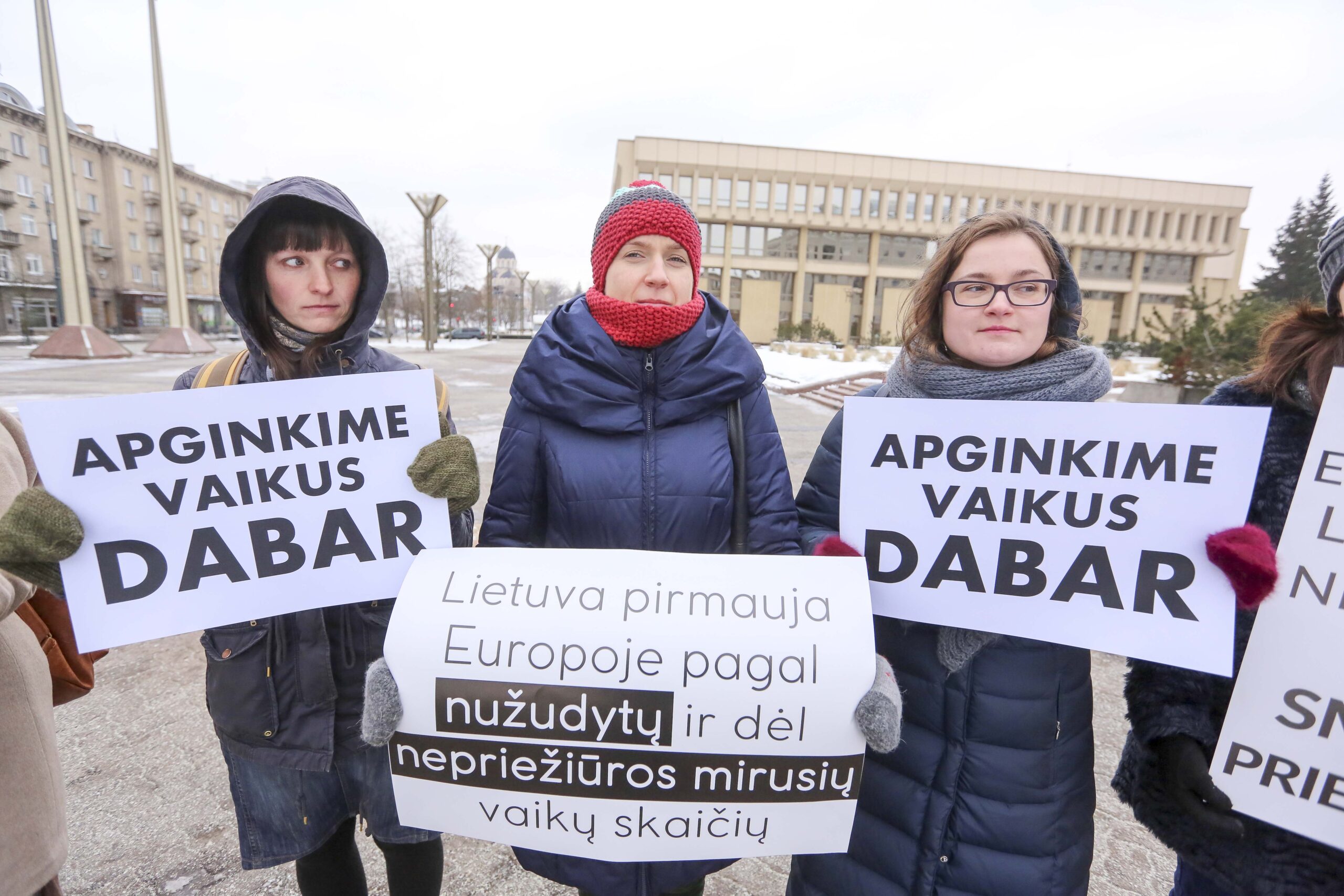 Pasak programos „Vaikystė be smurto“ vadovės Ievos Daniūnaitės (dešinėje), net pusė lietuvių mano, jog fizinės bausmės yra tinkamas būdas vaikams auklėti. „Tenka pripažinti, kad mūsų visuomenėje dar labai daug netinkamo elgesio su vaikais“, – apgailestauja psichologė.