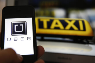 Vienas prancūzas padavė pavėžėjimo paslaugas teikiančią bendrovę „Uber“ į teismą dėl ... iširusios santuokos.