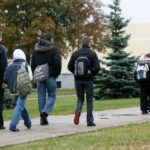 Dar visai neseniai kalbėta apie brandos darbo idėją, o šiomis dienomis pateiktas naujas siūlymas – ilginti mokslo metus.