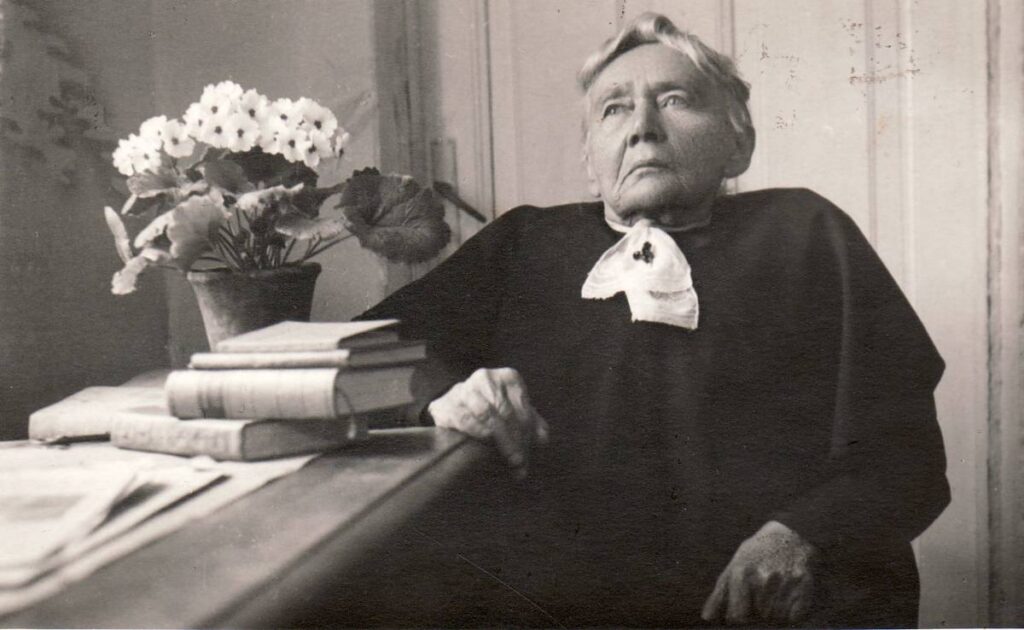 Gabrielė Petkevičaitė-Bitė – Panevėžio krašto pasididžiavimas. Ši didi moteris nešė tautinio atgimimo vėliavą ir dėjo nepriklausomos valstybės pamatus.