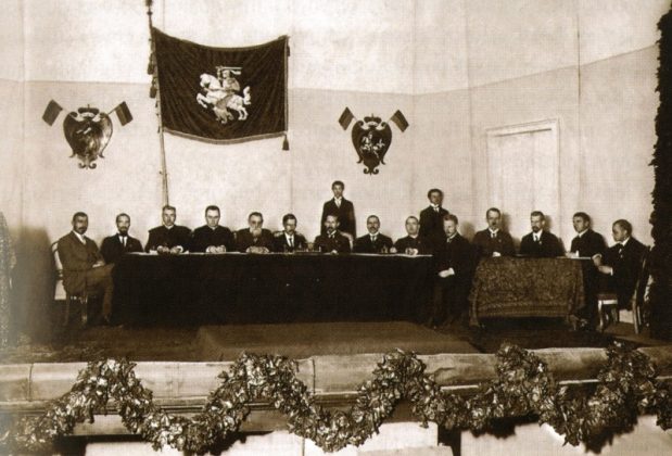 Lietuviu konferencijos Vilniuje prezidiumas.