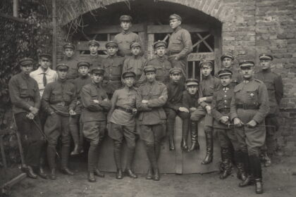 Tarpukario Lietuvos kariuomenė apgynė besikuriančią valstybę, išsaugojo laisvę, stiprėjo ir turėjo daug įtakos, tačiau tos pačios kariuomenės vadai lemtingą akimirką nesiryžo priimti svarbiausio sprendimo – šalį ginti ginklu.