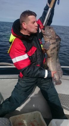 Jūrinės žūklės gerbėjas Nerijus Pėža sako, jog meškerioti į svečius kraštus traukia ir laimikio dydis (nuotraukoje – Norvegijoje, su ką tik ištrauktu bemaž 6 kg svėrusiu jūros vilku), gerokai lenkiantis Baltijos jūros žuvų. ASMENINIO ARCHYVO nuotr.