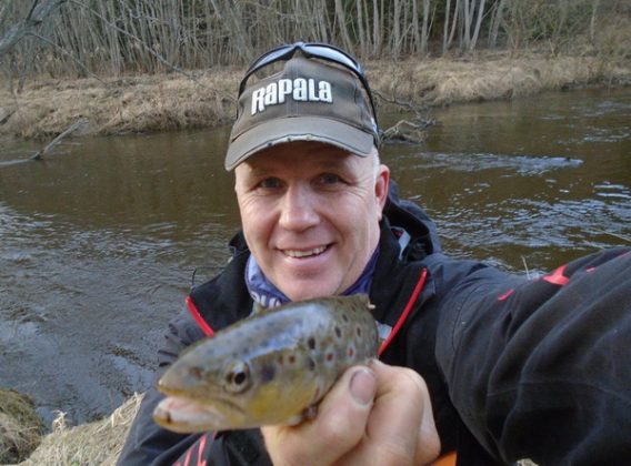 Sigitas Lukšta dėl galimybės pažvejoti nukeliautų ir į pasaulio kraštą. „Kuo toliau keliaujame, tuo labiau skirsis gamtos, žuvų gyvenimo būdas bei jų gaudymo sąlygos. Tačiau dėl to visas procesas tampa tik dar malonesnis“, – tikina jis. ASMENINIO ARCHYVO nuotr.