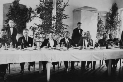 Pasirašius Nepriklausomybės Aktą, Lietuva ėmėsi kurti savo valdžią, kurių pirmoji tegyvavo vos daugiau nei mėnesį.