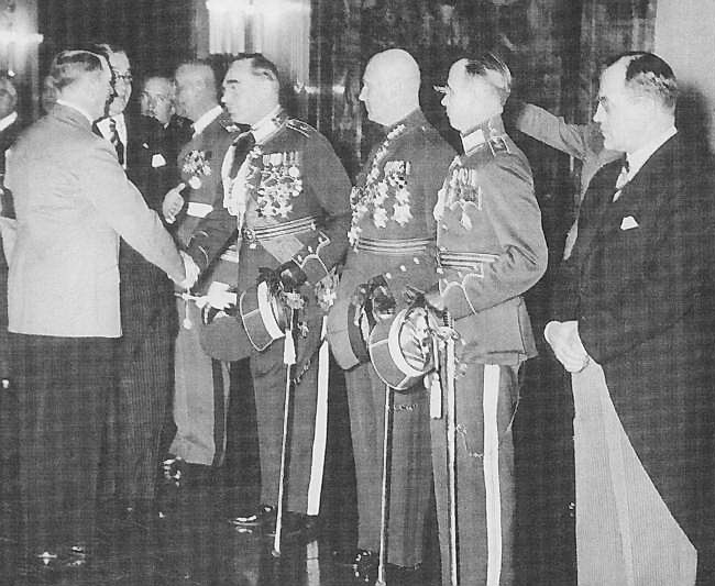 Ambasadorius Kazys Škirpa – pirmasis Lietuvos pasiuntinys ir įgaliotasis ministras Lenkijai bei Vokietijai, – priėmime pas Hitlerį 1939-ųjų balandį. „Lietuvos nepriklausomybės sutemos“ nuotr.