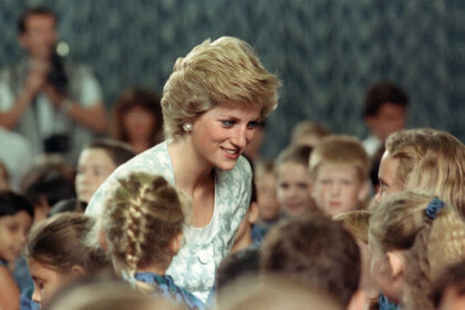 Nuo pat princesės Dianos sužadėtuvių su Didžiosios Britanijos princu Čarlzu, šios drovios merginos, tapusios rūpestinga motina, humanitarinių projektų aktyviste ir pasauline garsenybe, jos neramus gyvenimas vis dar žavi žmones visame pasaulyje.