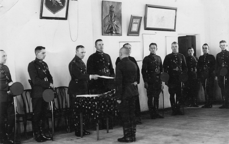 Panevėžyje buvusio dislokuoto artilerijos pulko karininkai ir jų vadas Alfonsas Sklėrius (trečias iš kairės). PANEVĖŽIO KRAŠTOTYROS MUZIEJAUS nuotr.