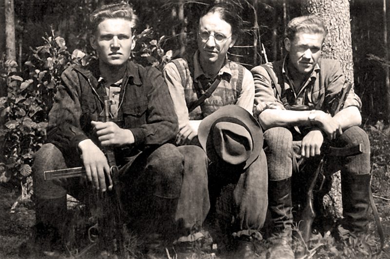Biržų girios partizanai 1951-aisiais. Viduryje – žinomiausias partizanų poetas Bronius Krivickas. LGGRTC nuotr.