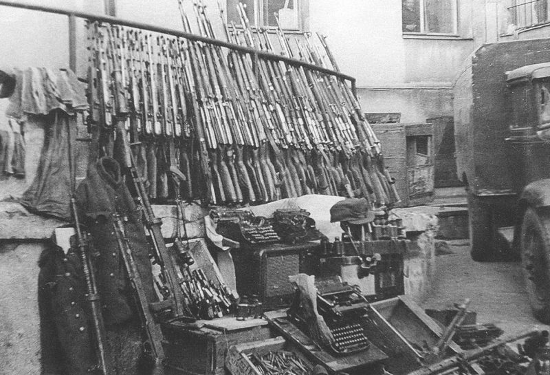 Per 1949-ųjų spalio ir lapkričio mėnesius vykusias operacijas iš Algimanto apygardos partizanų bunkerių paimti partizanų ginklai bei amunicija. LGGRTC nuotr.