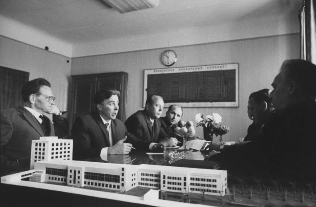 Atskirtis tarp sovietinės nomenklatūros elito ir eilinių žmonių lig šiol prisimenama kaip vienas ryškiausių sovietmečio bruožų.