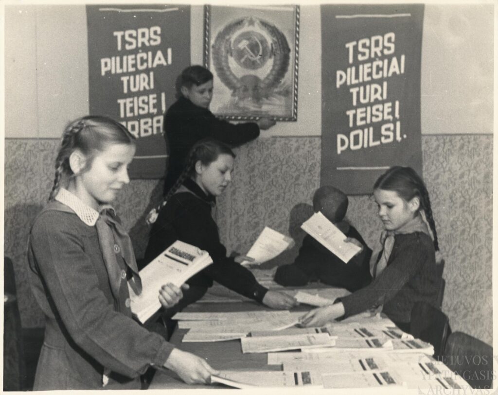 Prasidėjus sovietinei okupacijai, imtasi keisti okupantams neįtikusius istorinius faktus, pateikiant mūsų šalies istoriją taip, kaip jiems atrodė palankiausia.