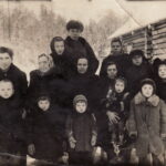 Lietuviai tremtiniai Krasnojarsko krašte, 1948-ieji. Iš kairės: Zizų šeima (4 žmonės), Didžgalvių šeima (motina ant rankų laiko dukrelę Elvyrą, šalia vaikai Danutė ir Algirdas), dešinėje tremtinė Strakalienė su vaikais ir tremtinė Anelė Matuzonytė. D. DIDŽGALVYTĖS asmeninio archyvo nuotrauka