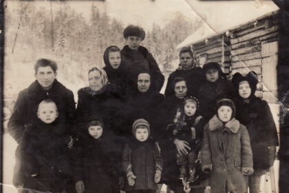 Lietuviai tremtiniai Krasnojarsko krašte, 1948-ieji. Iš kairės: Zizų šeima (4 žmonės), Didžgalvių šeima (motina ant rankų laiko dukrelę Elvyrą, šalia vaikai Danutė ir Algirdas), dešinėje tremtinė Strakalienė su vaikais ir tremtinė Anelė Matuzonytė. D. DIDŽGALVYTĖS asmeninio archyvo nuotrauka