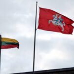 Dar mūsų senoliai sakydavo: nedegink kryžiaus, vėliavos ir knygos. Šie daiktai mūsų tautai visada buvo šventi. Kryžių gavome su krikščionybe, raštą – su Mažvydo Katekizmu. O kada lietuvis į rankas paėmė vėliavą? Kokie simboliai į mūšius lydėjo Lietuvos didvyrius praeityje?