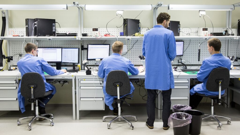 Meteorologai praneša, kad ateinančiomis dienomis temperatūra kris net iki -25°C. Ką daryti, kad atšalus orams, neperšaltų jūsų telefonas?