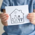 Praėjusiais metais Panevėžyje vienas tėvų paliktas berniukas buvo įvaikintas italų šeimos. Dar vieną mažylį šios šalies gyventojai surado užpernai rajone. Valstybinės vaiko teisių apsaugos ir įvaikinimo tarnybos specialistai sako, kad italams mūsų vaikai atrodo kultūriškai artimi, todėl kasmet jų įvaikina kelias dešimtis.