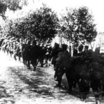 Antrojo pasaulinio karo chaosas Lietuvoje vienodai palietė ir pasauliečius, ir dvasininkiją. Sparčiai artėjant frontui, visi turėjo priimti lemiamus sprendimus – pasitraukti ar savo lemtį sutikti gimtajame krašte.