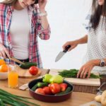 Atėjus pavasariui, daugelis susirūpina kūno linijomis. Šturmuojamos ne tik sporto salės – ryžtamasi net imtis griežčiausių dietų. Bet nors po savaitės badmiriavimo vienais grikiais ar kopūstiene drabužiai dailiau nugula ant kūno, ėmus maitintis įprastai nepageidaujami kilogramai ir vėl sugrįžta. O kai kada dar su kaupu.