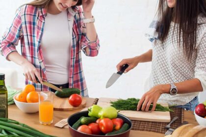 Atėjus pavasariui, daugelis susirūpina kūno linijomis. Šturmuojamos ne tik sporto salės – ryžtamasi net imtis griežčiausių dietų. Bet nors po savaitės badmiriavimo vienais grikiais ar kopūstiene drabužiai dailiau nugula ant kūno, ėmus maitintis įprastai nepageidaujami kilogramai ir vėl sugrįžta. O kai kada dar su kaupu.