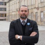 Politinę Lietuvos padangę vienas po kito krečia skandalai. Tarp girnų pakliuvo pati šalies prezidentė Dalia Grybauskaitė, įtarta slapta susirašinėjusi su korupcija kaltinamu buvusiu Liberalų sąjūdžio lyderiu Eligijumi Masiuliu. Moralinį veidą taip pat ne kartą išsipurvinę Seimo valdantieji suskubo šį bendravimą išnarstyti po kaulelį, tad nedrąsiai kalbama ir apie tikėtiną apkaltą prezidentei.