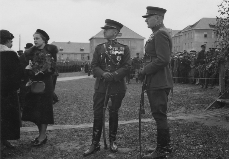 Lietuvos kariuomenės vado brigados generolo Stasio Raštikio (1939-ųjų nuotraukoje  – su žmona Elena Marijona Raštikienė kairėje) sprendimas išvykti į užsienį baigėsi šeimos tragedija: generolo artimieji buvo įkalinti, ištremti ir išskirti visam likusiam gyvenimui. LCVA nuotr..
