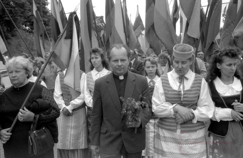 Jau ant nepriklausomybės slenksčio: kunigas Sigitas Tamkevičius 1989 metų birželio 14 dienos eitynėse Kaune minint Gedulo ir Vilties dieną. LCVA (V. Kapočiaus) nuotr.