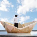 Universalių bazinių pajamų idėja pasaulio visuomenėje sklando jau seniai, o pastaruoju metu susidomėjimas tokia galimybe dar išaugęs. Ji grindžiama tuo, kad visiems be išimties gyventojams – dirba jie ar ne – kas mėnesį būtų skiriama tam tikra pinigų suma.