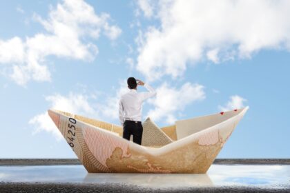 Universalių bazinių pajamų idėja pasaulio visuomenėje sklando jau seniai, o pastaruoju metu susidomėjimas tokia galimybe dar išaugęs. Ji grindžiama tuo, kad visiems be išimties gyventojams – dirba jie ar ne – kas mėnesį būtų skiriama tam tikra pinigų suma.