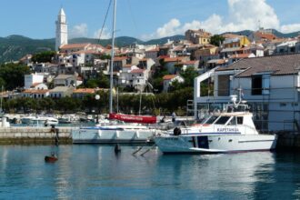 Pensininkui visą laiką atostogos. Kad ir kokios veiklos ar įsipareigojimų jis turėtų, didysis skubėjimo ir atsakomybės metas jau praeity. Savo laiką – darbus, poilsį, susitikimus, keliones – galima planuoti kaip nori, tik kad sulaukusių tokio amžiaus piniginė labai plona.