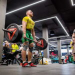 Neretai per žiemą priaugę vieną kitą papildomą kilogramą jau pavasarį pradedame varstyti sporto klubo duris. Ryžto ne visada ir ne visiems pakanka ilgam, tačiau, kaip sako planetos svarsčių kilnojimo rekordininkas, 26-erių asmeninis treneris Artūras BALNIONIS, net menkiausias žingsnis į priekį yra sveikintinas. Svarbiausia – apsišarvuoti kantrybe, nes rezultatai per dieną neatsiranda.