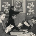 Atkūrus nepriklausomybę, reformuotos ir mokyklos, tačiau ilgus sovietmečio dešimtmečius puoselėtos sistemos atgarsiai jų koridoriuose skamba iki šiol.