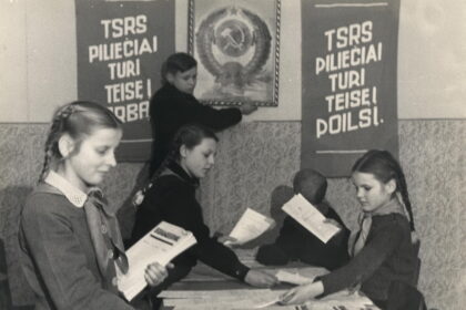 Atkūrus nepriklausomybę, reformuotos ir mokyklos, tačiau ilgus sovietmečio dešimtmečius puoselėtos sistemos atgarsiai jų koridoriuose skamba iki šiol.