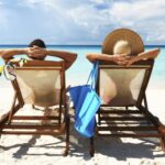 Vasara – atostogų, kelionių įkarštis, todėl agentūras jau iš anksto apgula užsienio kurortų pavilioti tautiečiai. Apie tai, kaip vieną didžiausių gyvenimo malonumų – keliavimą – suderinti su taupumu, kokie yra lietuvių atostogų įpročiai, kalbamės su pigių kelionių entuziastu, savarankiškų kelionių gidu Mantu ZUBRICKU ir kelionių agente Karina BLEDNOVA.