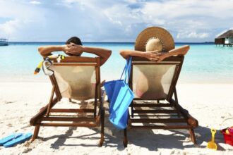 Vasara – atostogų, kelionių įkarštis, todėl agentūras jau iš anksto apgula užsienio kurortų pavilioti tautiečiai. Apie tai, kaip vieną didžiausių gyvenimo malonumų – keliavimą – suderinti su taupumu, kokie yra lietuvių atostogų įpročiai, kalbamės su pigių kelionių entuziastu, savarankiškų kelionių gidu Mantu ZUBRICKU ir kelionių agente Karina BLEDNOVA.