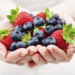 Kaip taisyklingai plauti, laikyti ir valgyti uogas, kad jų teikiama nauda būtų maksimali?