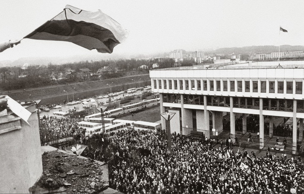 Devintojo dešimtmečio pabaiga – dešimtojo pradžia Lietuvoje pažymėta įvykiais, leidusiais pasiekti pagrindinį tautos tikslą tapti nepriklausomai.