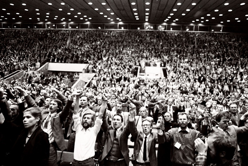 Steigiamasis Sąjūdžio suvažiavimas – vienas iš istorinio lūžio, kurių pasipylė vienas po kito, taškų.