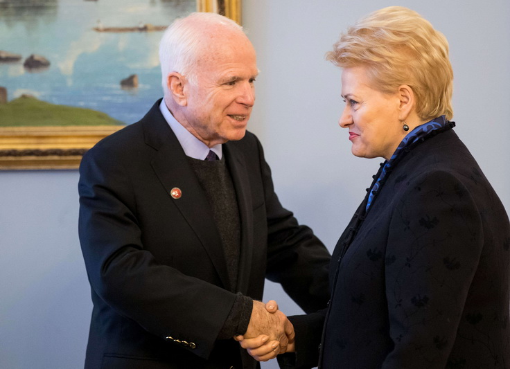 Prieš dvi savaites miręs JAV senatorius Džonas Makeinas buvo vienas Vakarų politikų, karščiausiai palaikiusių Lietuvos siekius tapti NATO nare. Reikšdama užuojautą senatoriaus šeimai, prezidentė Dalia Grybauskaitė pavadino Dž. Makeiną išskirtiniu, artimu Lietuvos draugu, kuriam mūsų šalis liks dėkinga už paramą įtvirtinant Lietuvos nepriklausomybę ir laisvę bei daug prisidėjus prie paramos mūsų valstybės gynybai ir piliečių saugumui telkimo. BH nuotr.