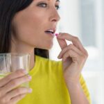 Kokiais simptomais pasireiškia kalcio trūkumas moters organizme.