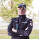 Panevėžietei Raimondai Pintukaitei – dar tik 28-eri, o jos gyvenime jau buvo daugybė muštynių, gaudynių, kraujo, tik per plauką į nugarą neįsmigo peilis. Tokios pavojingos sąlygos šią merginą lydi kasdieniame policijos darbe.