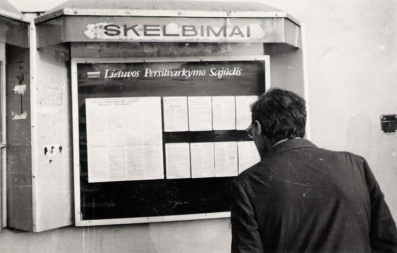 Sąjūdžio Panevėžio iniciatyvinės grupės skelbimų lenta J. Basanavičiaus gatvėje. S. VAIČELIO nuotrauka iš Panevėžio kraštotyros muziejaus rinkinių